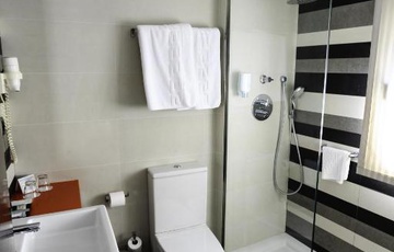 Bathroom Nuevo Torreluz Hotel